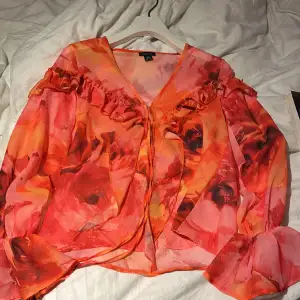 Säljer denna fina blusen som är rosa/orange, storlek 36💕Perfekt till sommaren! Använd köp nu för att köpa!