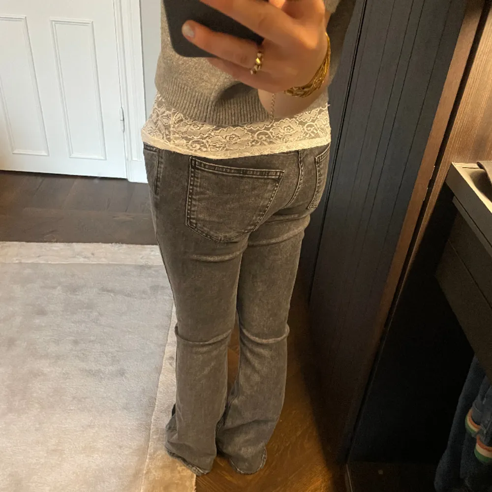 Jättesnygga bootcut jeans fr. Gina Tricot!🤍 Storlek 42, men passar 40! Använt ett fåtal gånger, jättefint skick! Säljer för att jag har liknande. 💌. Jeans & Byxor.
