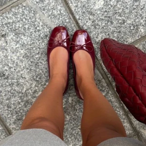Ballerinaskor - Så fina vinröda ballerina skor😍😍 Storlek 39❤️ Köpta i Frankrike och använda endast 2 gånger❤️