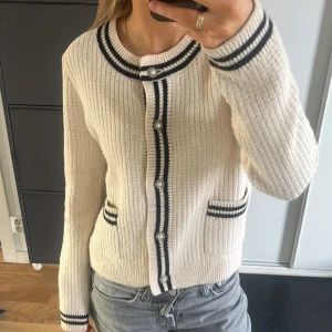 Stickad kofta - Stickad kofta från neo noir. I nyskick och köpt för ca 900 kr. 💕 Skriv vid intresse 