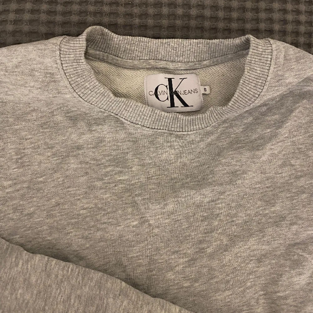 Lite kortare sweatshirt från Calvin Klein. Nytt skick. . Hoodies.