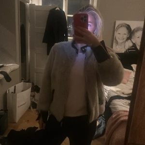 Pälsjacka  - Pälsjacka från zara!  Gammal kollektion  Perfekt till afterski Sparsamt använd💝💝pris kan diskuteras vid snabb affär 
