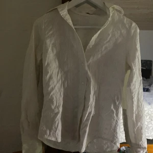 Skjorta - Såå snygg figursydd skjorta på Vera, som helt ny!!