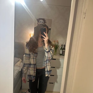 Kappa - En jättefin knappt använd tunnare kappa/ skjorta  ifrån Gina tricot. Den är i storlek M och säljs då den inte längre kommer till användning.  (Köparen står för frakten)