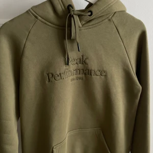 Peak performance hoodie dam - Nyskick storlek M olivgrön.