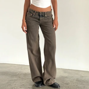 Motel Rocks Low Rise Parallel Jeans 24x32 - I färgen ”Dark Sand”. Köpta för ca 750 kr. Storlek 24x32. De har gått sönder längs med byxkanten som jag har lagat, så det syns inte om man inte letar efter det (se bild 4&5).