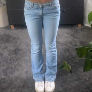 Lågmidjade jeans från Miss Sixty i storlek 26. 