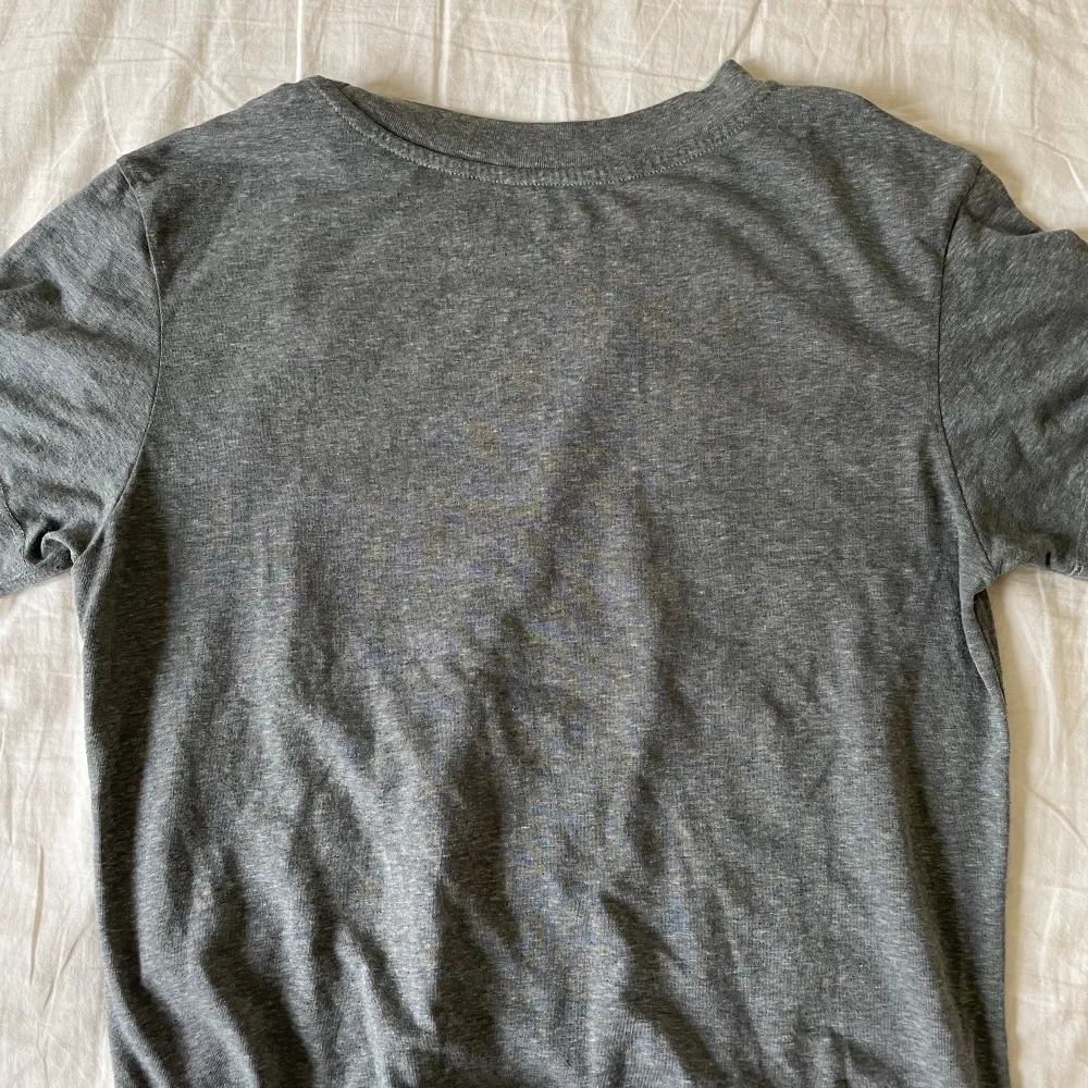En grå t-shirt från vans, använd några gånger men märks inte als, passar även M! :). T-shirts.