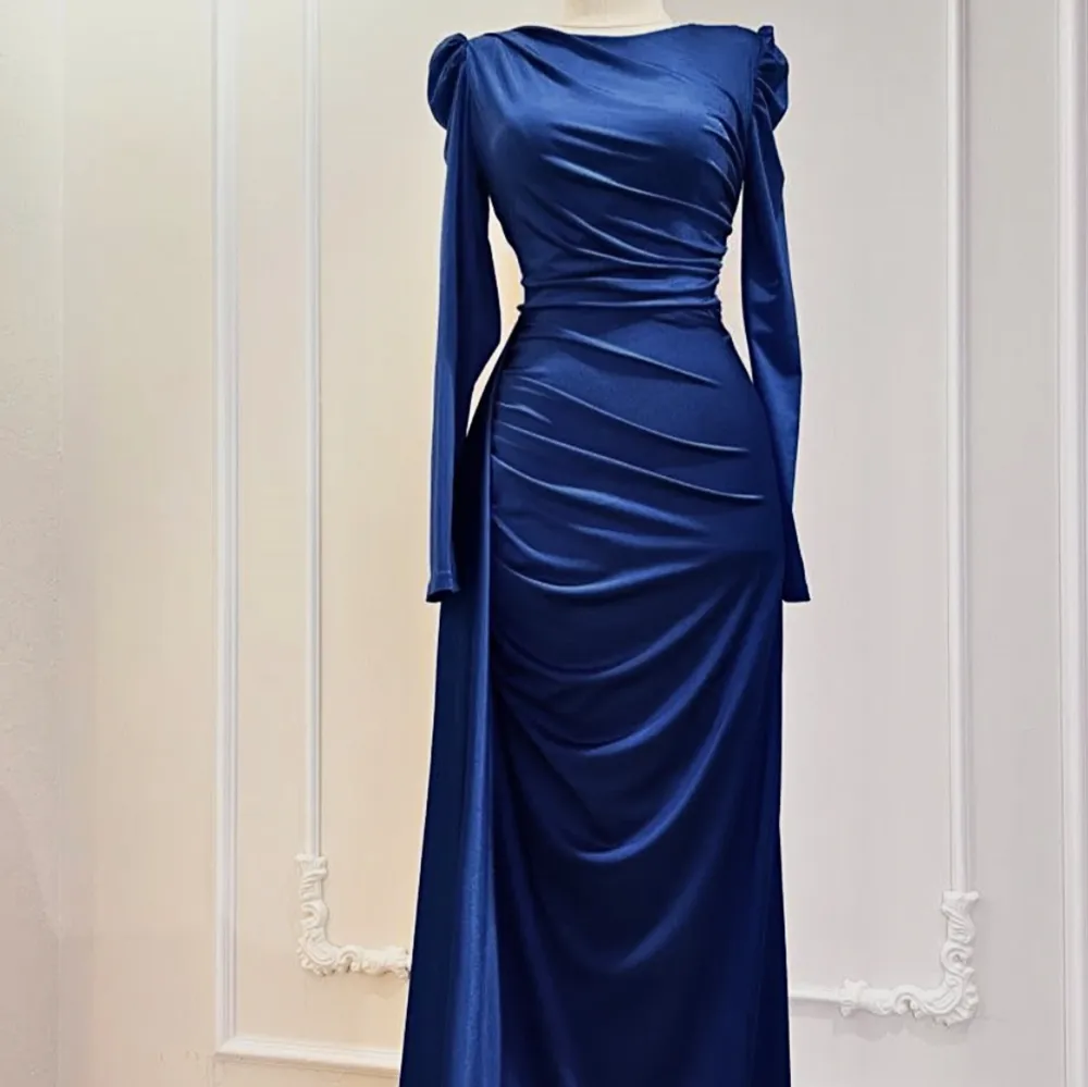 Marinblå klänning i storlek 36, väldigt fin och elegant. Stretchig, så den kan även passa 38. Bilderna är tagna från klänningens hemsida Modazehrada, skriv för egna bilder💙 . Klänningar.