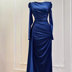Marinblå klänning i storlek 36, väldigt fin och elegant. Stretchig, så den kan även passa 38. Bilderna är tagna från klänningens hemsida Modazehrada, skriv för egna bilder💙 