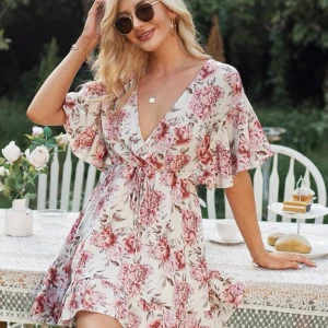 Snygg klänning - Snygg klänning med blommor på, strl s