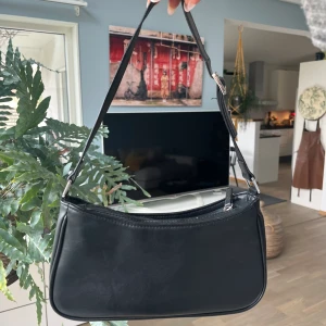 Svart väska  - Super fin svart väska i mycket bra skick. Köparen står för frakten🫶🫶