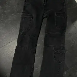 Svarta,tighta, jeans cargos från Zara. 