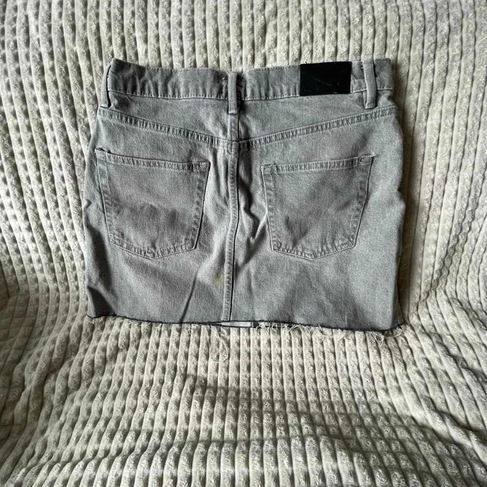 Grå mid/lowwaist jeans kjol ifrån lager 157 som köptes förra året, har en liten fläck men kan tvätta innan den köps, inget som syns . Kjolar.