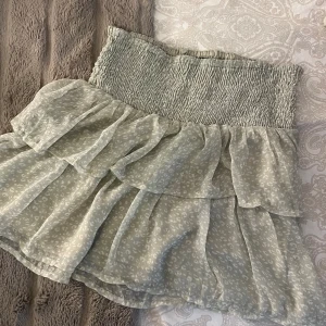 Volang kjol - superfin volang kjol från vero moda!  Används ej, storlek S passar som xs också Pris kan diskuteras 💗