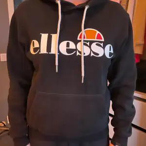 Jättefin svart Ellesse hoodie som är svart och kommer inte till användning längre! Det har inga skador och är i storlek 36❤️