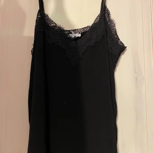 Linne från Newyorker - En svart topp med spets ifrån New Yorker med Storlek L.😊  
