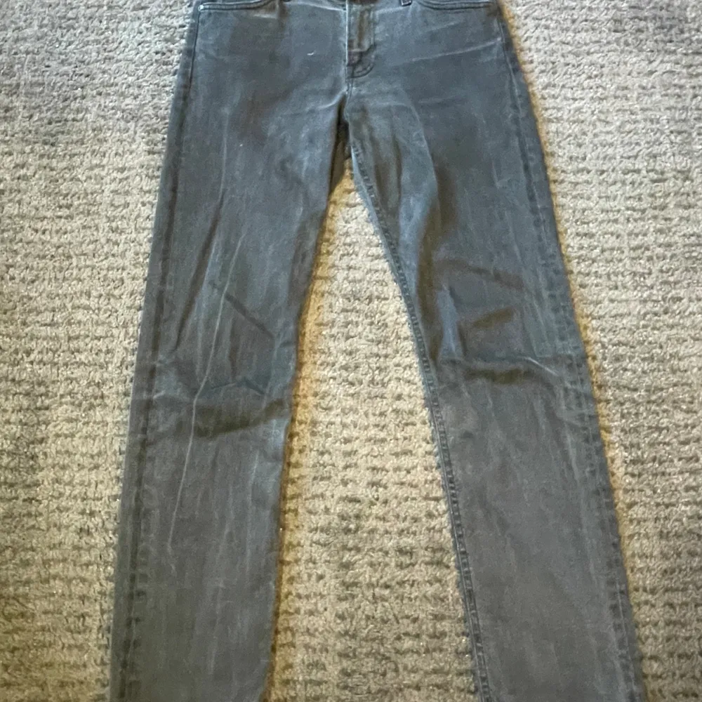Mörkgrå lee jeans i mycket bra skick, endast använda 3-5 gånger. Passformen är straight och storleken är W30 L32. Om fler bilder önskas är det bara att skriva. Priset går att diskuteras vid snabb affär.. Jeans & Byxor.