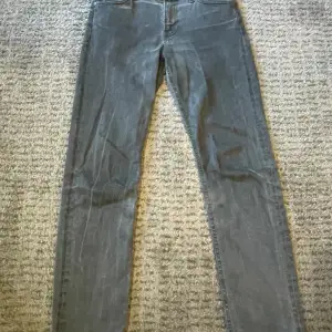 Mörkgrå lee jeans i mycket bra skick, endast använda 3-5 gånger. Passformen är straight och storleken är W30 L32. Om fler bilder önskas är det bara att skriva. Priset går att diskuteras vid snabb affär.