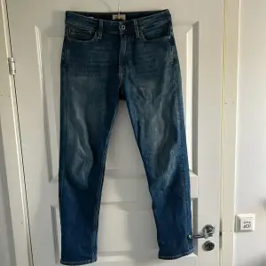 Säljer mina JnJ jeans i regular passform!! Passar perfekt för dig som inte vill ha för tajta men inte för stora jeans🤩. Pris kan diskuteras och byten är tillåtet!! Nypris 900kr💵