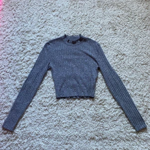 Söt långärmad tröja. Sitter tajt och formar sig fint efter kroppen💓 - Storlek XS, (34). Inga skador på tröjan förutom en liten fläck på baksidan av armen som knappt syns, går alldeles säkert att få bort med vanish eller liknande🥰