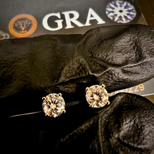 2st 14K Guld 0.5ct Örhängen Äkta VVS-D Color Moissanite-Diamant *Förgyllda - Mycket exklusiva och lyxiga örhängen tillverkade i äkta 14K Guldförgyllt 925 silver med varsin äkta Moissanite-Diamant på 0.5ct var. Passerar diamant-testare! Stämplade 925. Medföljer smyckesask och certifikat!