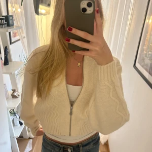 Stickad kofta - Säljer denna super fina kofta från Other stories som inte kommer till användning💕