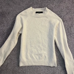 Stickad tröja  - Säljer denna stickade tröjan från Vero Moda, väl använd men fortfarande i väldigt fint skick💕🥰🥰