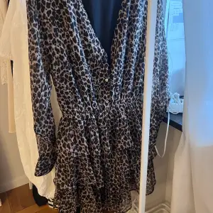 Säljer denna supersnygga klänning i leopard mönster med volanger 💗