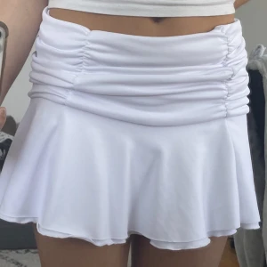 Vit kjol - ~Storlek S men passar även M då den är stretchig~  ~Skriv för mer information~