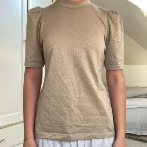 Jättefin blus - Säljer denna jättefina guldiga blus, endast använd vid nyår så i nyskick. 