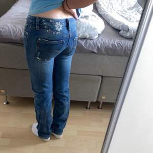 Såå fint designade jeans. Har dock tyvärr inte fått så mycket användning av dom.. använd INTE ”köp direkt” effekten skriv till mig först. 😊 Är själv 160cm lång men är lite långa på mig.