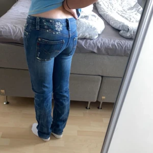 Low waist jeans - Såå fint designade jeans. Har dock tyvärr inte fått så mycket användning av dom.. använd INTE ”köp direkt” effekten skriv till mig först. 😊 Är själv 160cm lång men är lite långa på mig.