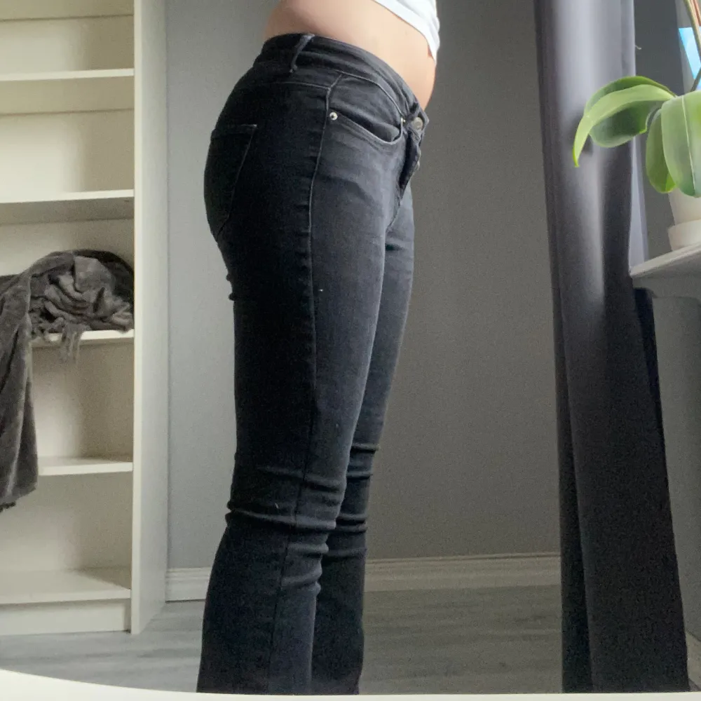 Säljer dessa lågmidjade Bootcut jeans då jag tycker de sitter lite konstigt på just min kroppstyp 💘 storleken är XS. Köp gärna via köp nu!😘. Jeans & Byxor.