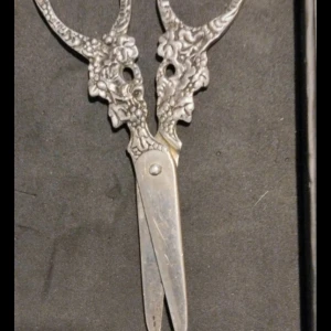 Sax i äkta silver - En liten sax i äkta silver det finns stämplat med kattfot och S-som står för silver