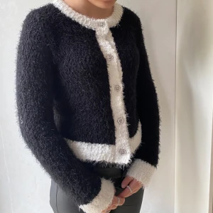 kofta  - kofta ifrån hm i stolek s, använd fåtal gånger men sparsamt använd 💘inga täcken på användning, koftan är i lurvig och mjuk matrial,super fin på, den har silverdetaljer, pris:350kr, 🤍🤍kom privat för mer🤍slutsåld på deras hemsida