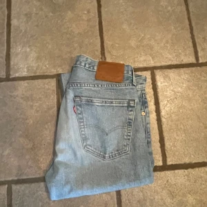 Levis 501 jeans - Färgen är ljusblåish säljer då jag inte använder dem längre. Skick 9/10. Nypris 1100 mitt pris 250.