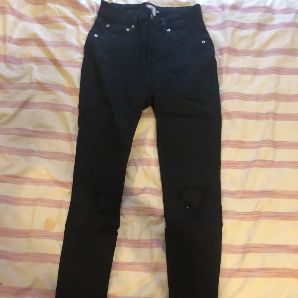 Skinny jeans med hål i knäna från lager 157.. Jeans & Byxor.
