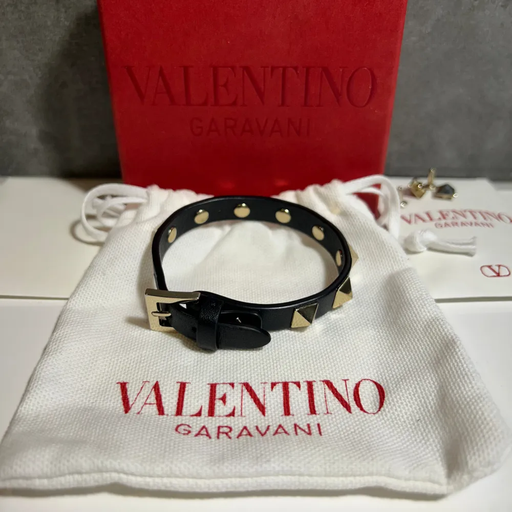 Valentino armband, skick 9,5/10, alla tillbehör så som box dustbag extra nitar och kort, bara att höra av er privat vid funderingar🙌. Accessoarer.