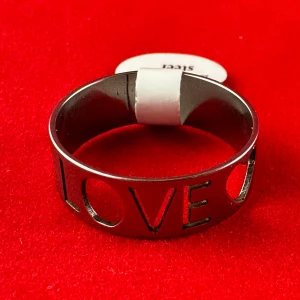 Kärleksfull ring i rostfritt stål - En ring i rostfritt stål med en diameter på ca 19 mm