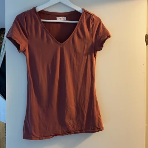 Vinröd t-shirt - Vinröd t-shirt från Zalando i fint sick💕