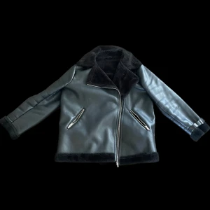 Läderjacka från Mango st L - Säljer en super fin läderjacka från mango med pälskrage. Den är i Nyskick och är inköpt för ungefär 800kr, men väljer att sälja för 400