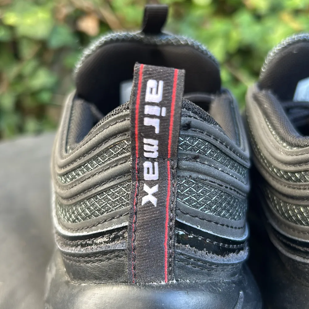 Nike air max 97 svarta med röda detaljer helt oanvända och fint skick men lådan saknas.. Skor.
