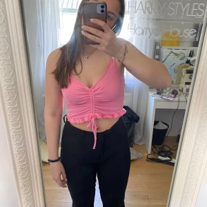 Linne - Rosa fjärilslinne. Använt en gång på en Harry styles konsert. Vet ej storleken då jag klippt bort lappen men tror den sitter bra på folk med S/M💗