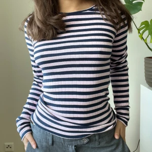 Mads nørgaard tröja - Super skön bomulls tröja från Mads norgaard. Nypris 500kr. Storlek är S. Oanvänd.