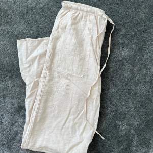 Fina byxor från zara, köptes förra året, säljer samma fast i svarta, knappt använda💓(frakt tillkommer)