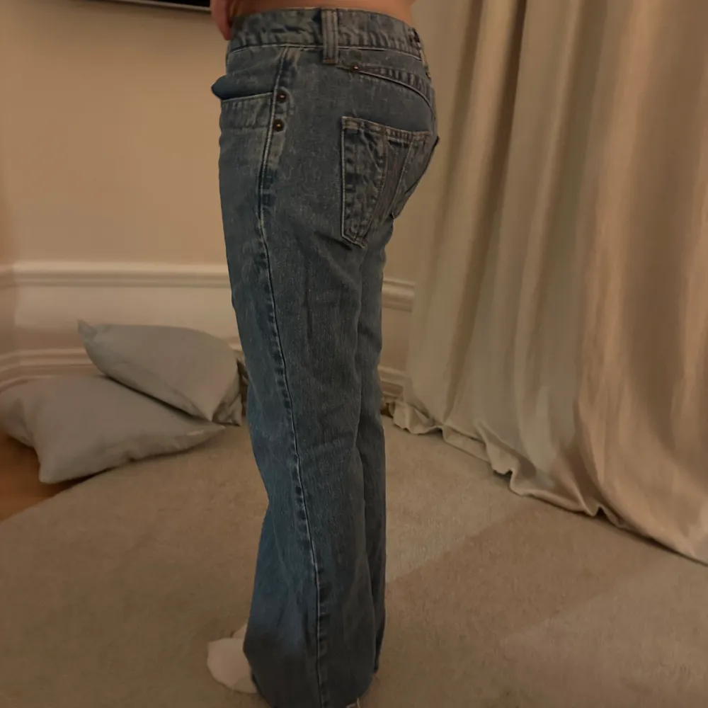 Säljer dessa super fina unika jeans köpta för 700 kr i paris. Säljer för 550 kr. Dom är lågmidhade och bootcut. Pris går även att diskuteras. . Jeans & Byxor.