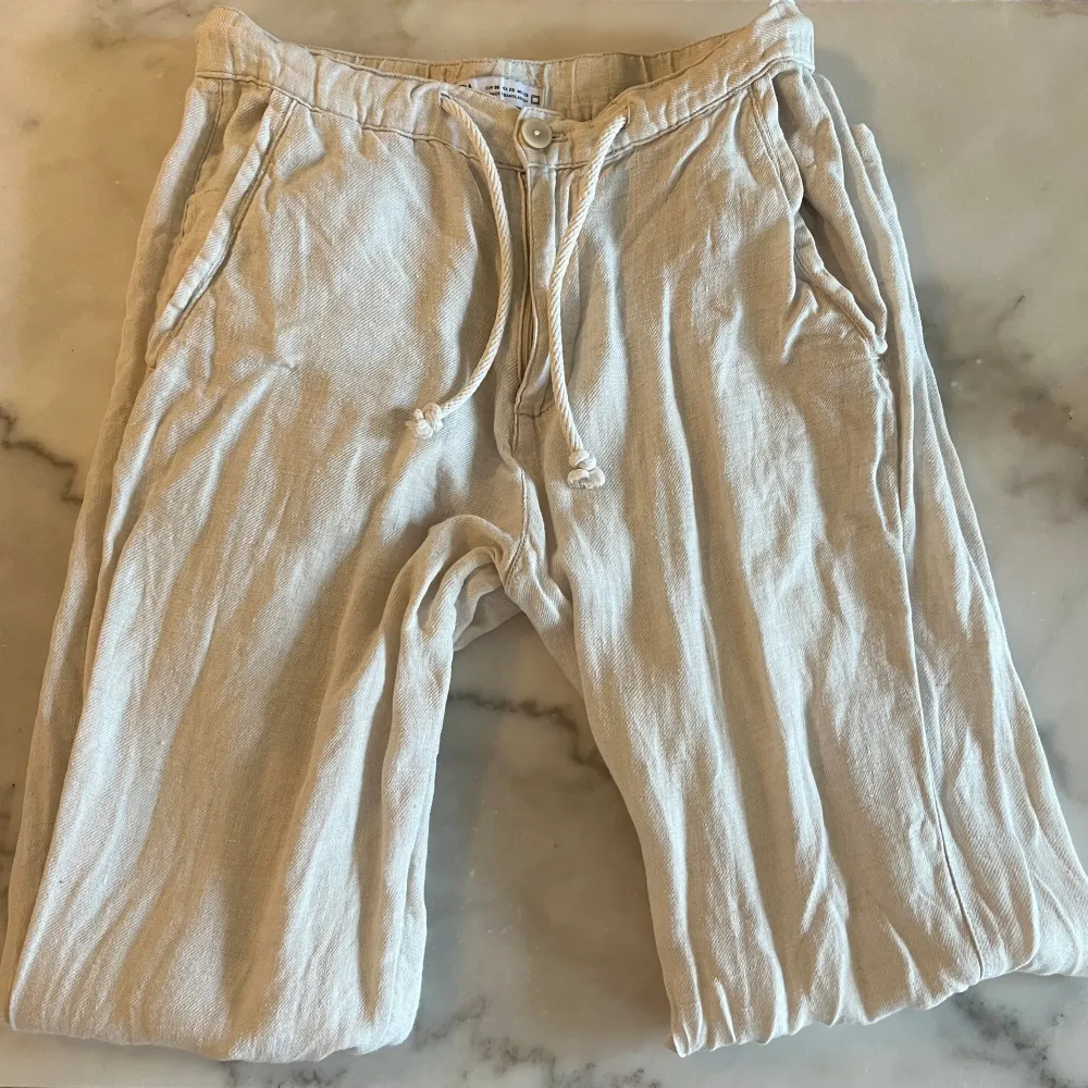 Fina linne byxor från Zara|Bara testade|Skick:som ny|Perfekt till sommaren|Ny pris:599kr|Pris kan diskuteras|. Jeans & Byxor.