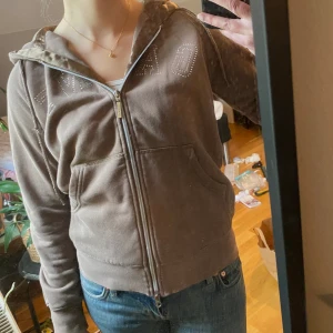 Gant hoodie - Ziphoodie från Gant i en fin brunaktig färg. Storleken står inte men passar xs/s. Köpt second hand men i nyskick. Aldrig använd av mig då den inte riktigt är min stil 🌟