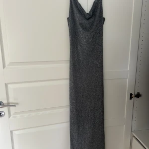 Fest Klänning - Jätte fint för fest använde bara en gång  Mjukt och irriterar inte huden  Storlek både 36-38